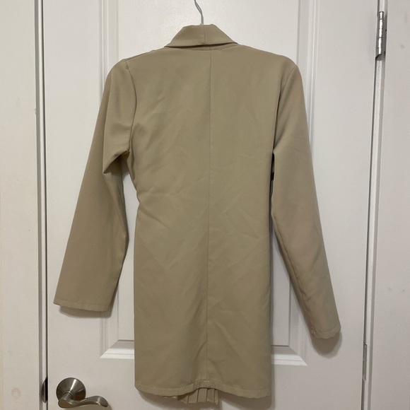 Boohoo wrap pleated blazer dress in stone/beige. US size 4. - Picture 4 of 4
